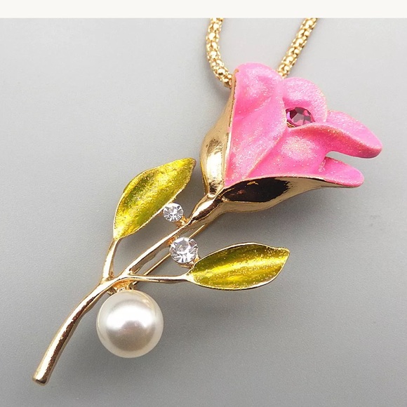 Betsey Johnson Jewelry - Betsy Johnson pearl pendant